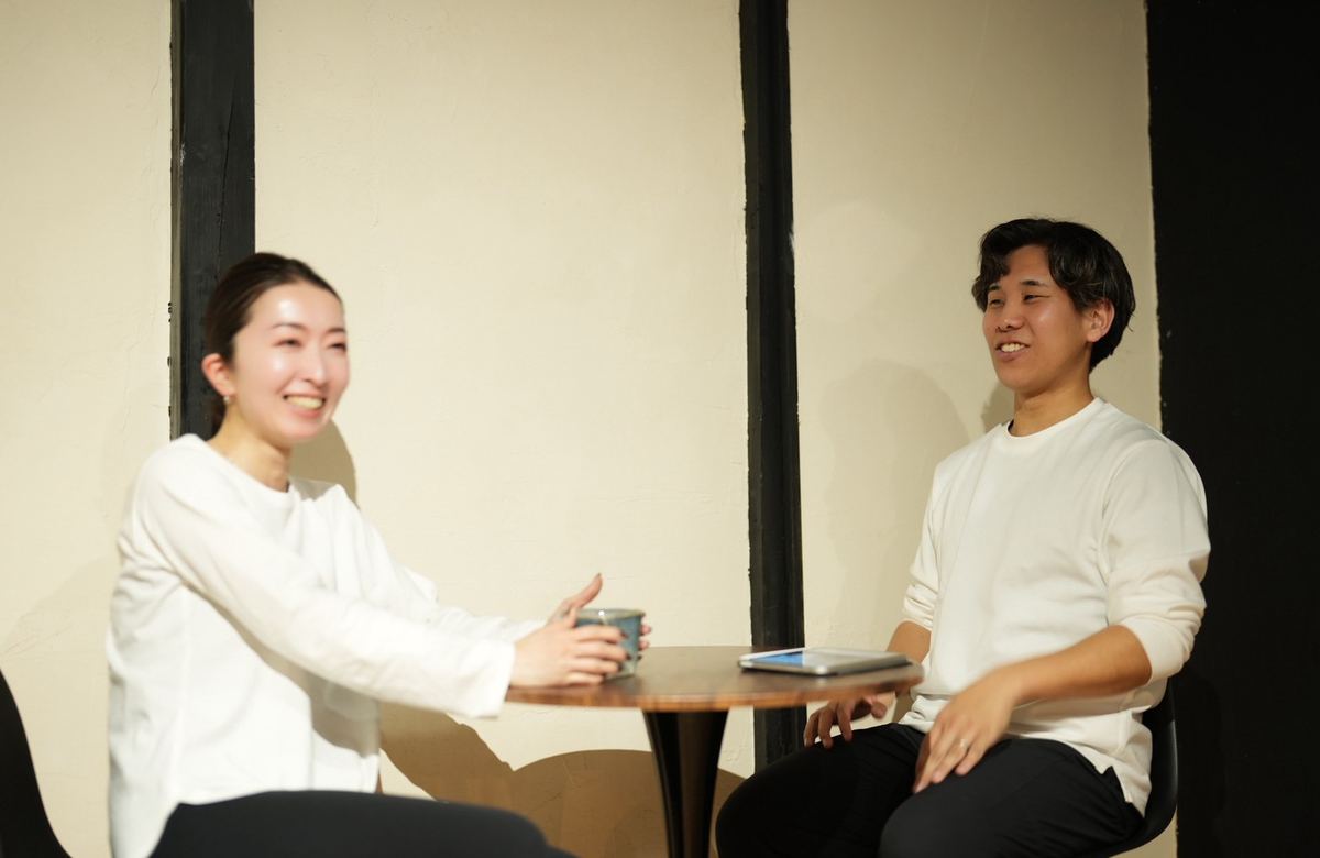 「go for BE」と記されたスタジオの壁