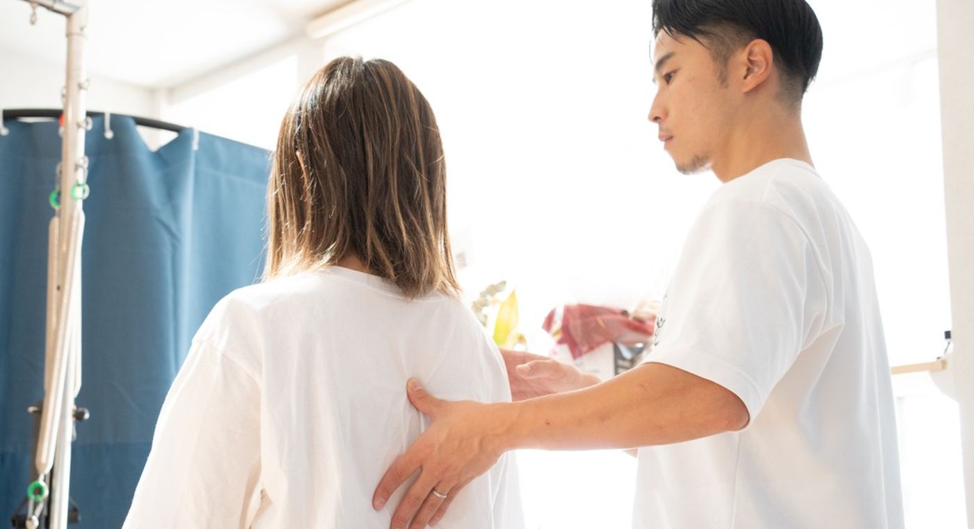 指導者と受講者が向き合って学ぶ様子
