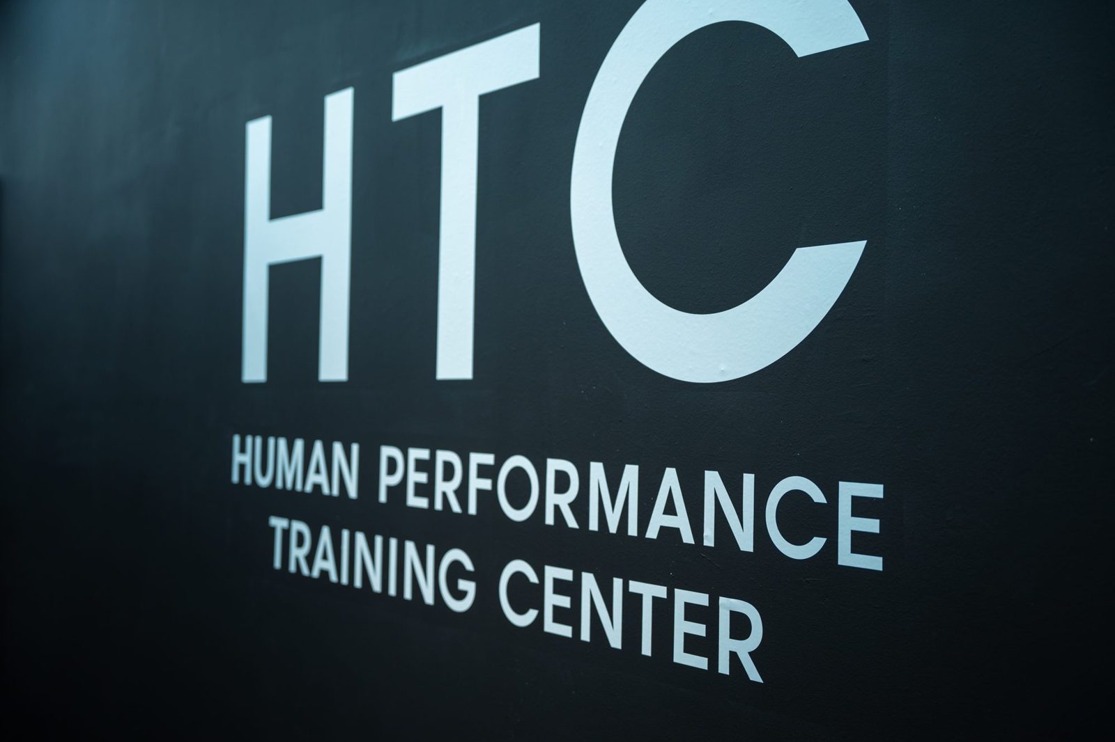 HTC HUMAN PERFORMANCE TRAINING CENTER のロゴウォール